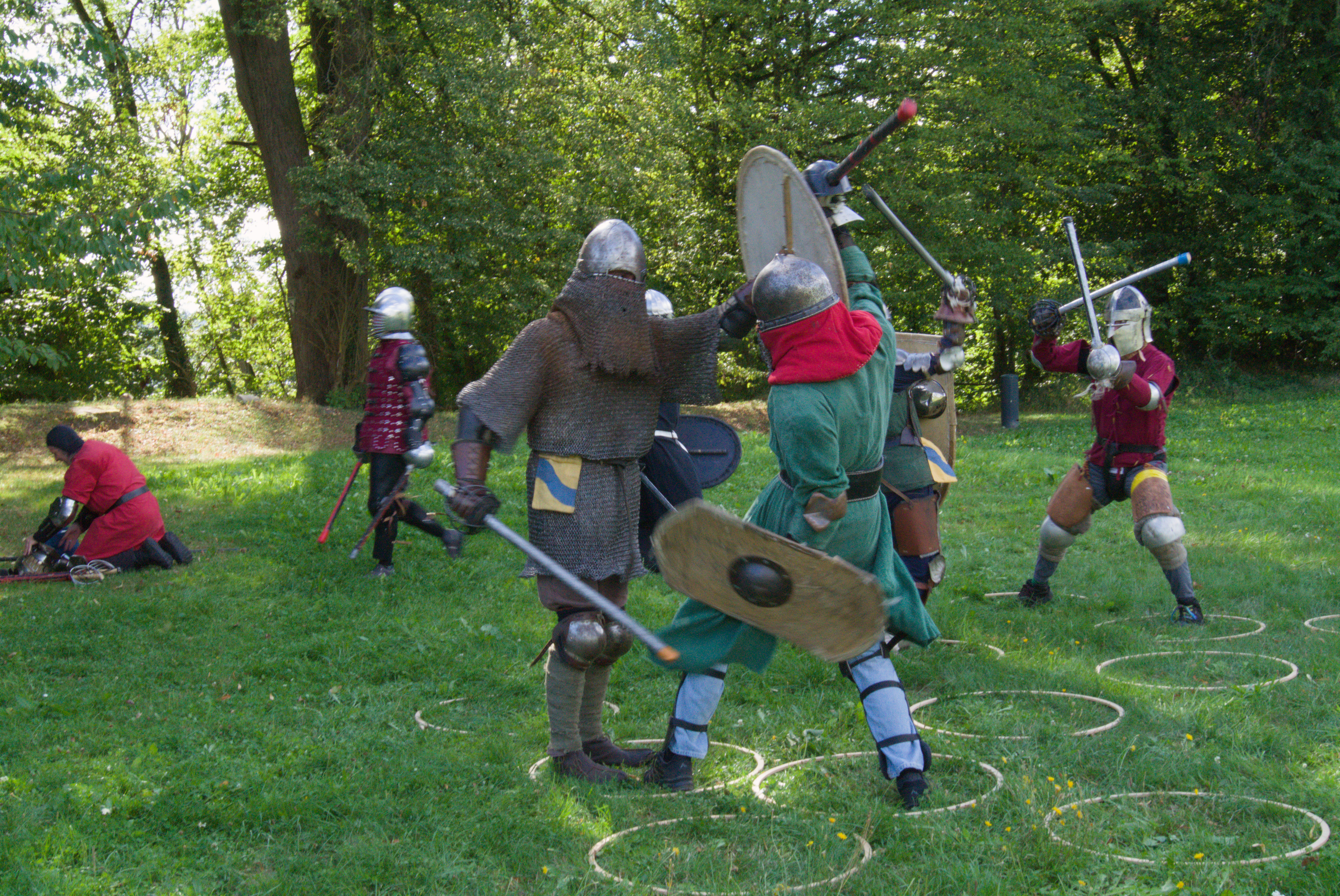Kämpfer von Ad Flumen Caerulum beim Training im Freien
