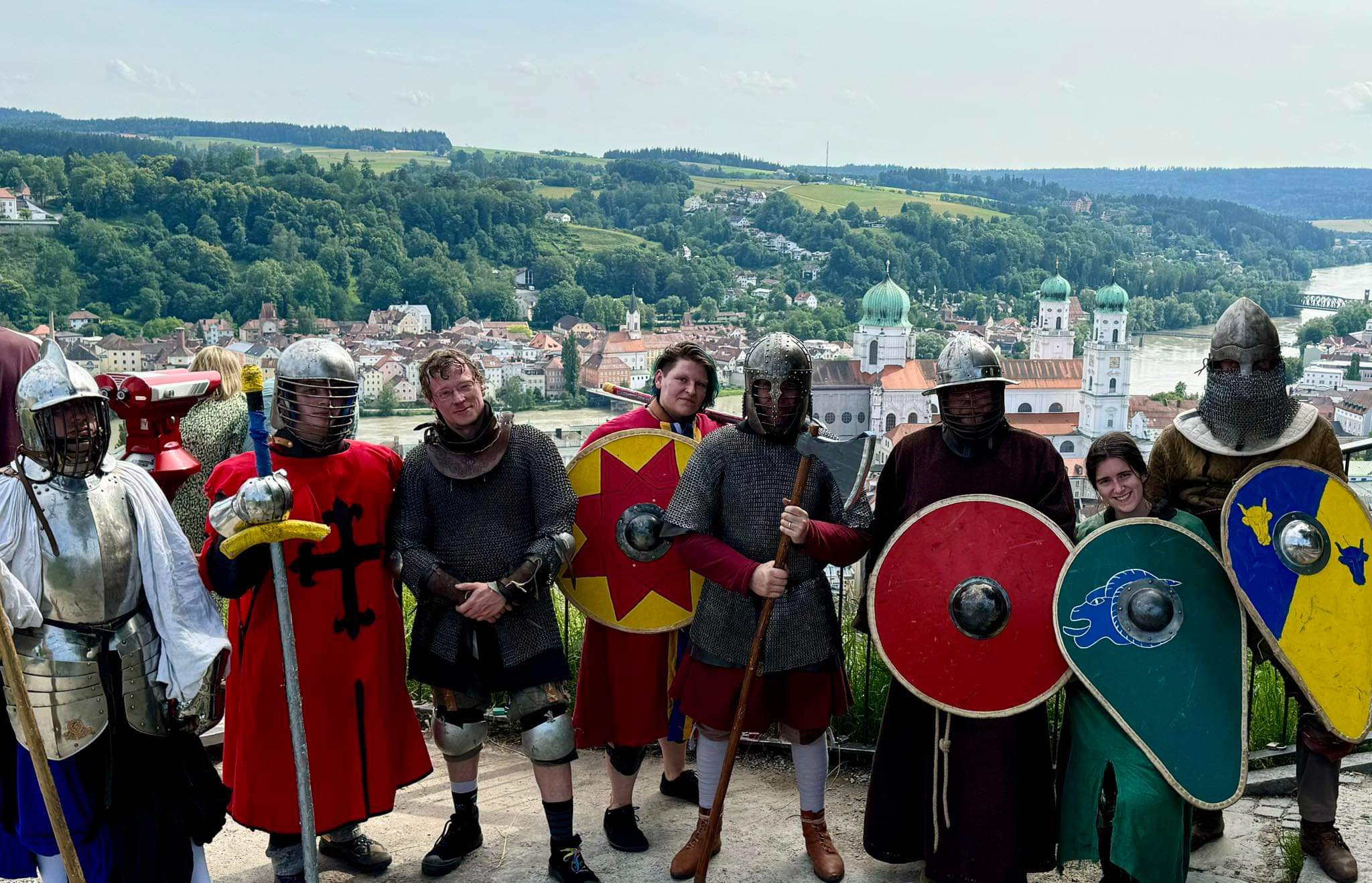 Mitglieder beider Gruppen mit Blick über Passau